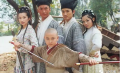 穿越去娱乐圈吃瓜,我与明星的瓜田奇遇记