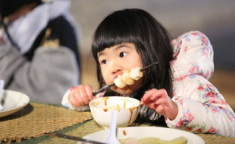 娱乐吃瓜酱姐姐摆摊,娱乐吃瓜酱姐姐的街头摆摊传奇